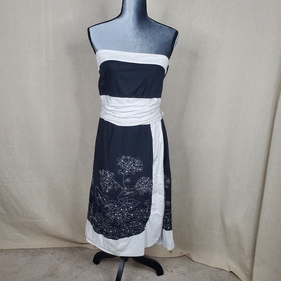 torrid Dresses & Skirts - ♡♡ Torrid Black and White Floral Embroidery Strapless Tulip Hem Dress Size 12